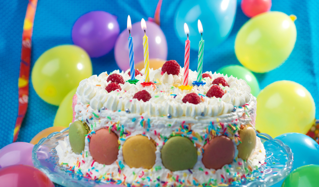 Красивый праздничный торт со свечами 