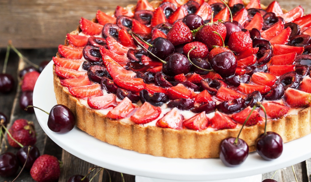 Пирог со свежей аппетитной клубникой и вишней 