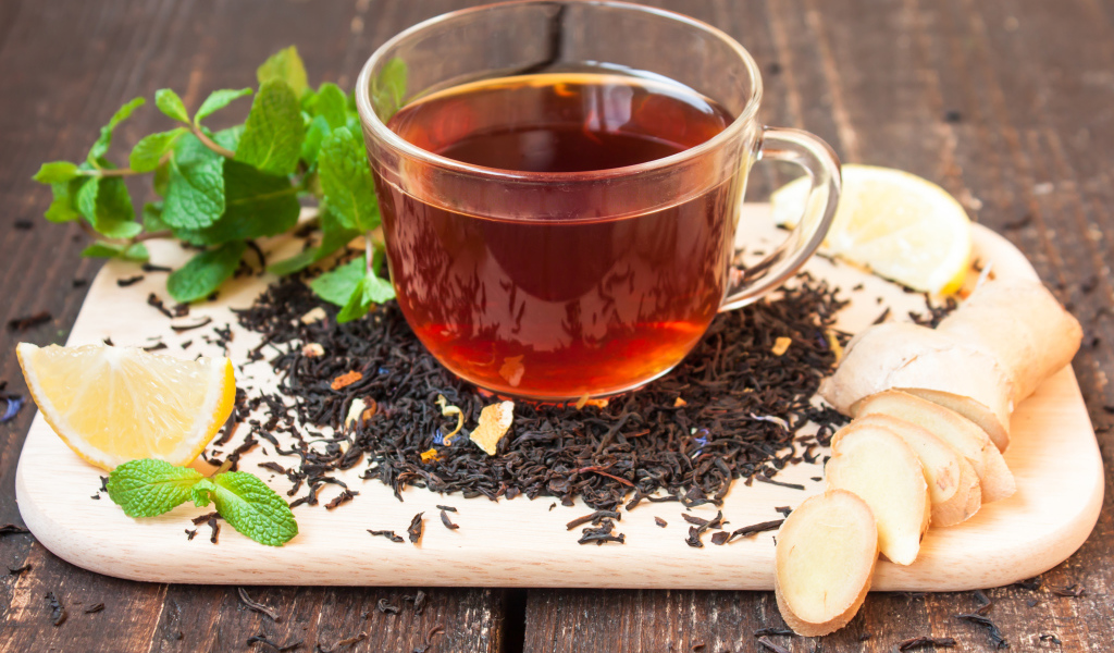 Чашка черного чая с имбирем 