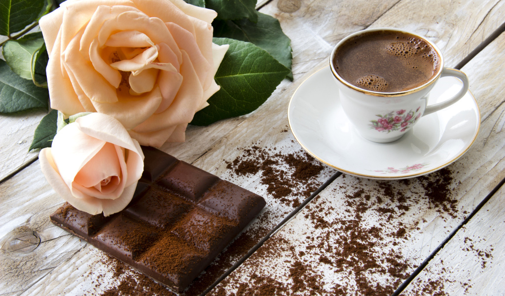 Чашка кофе с черным шоколадом и розой 