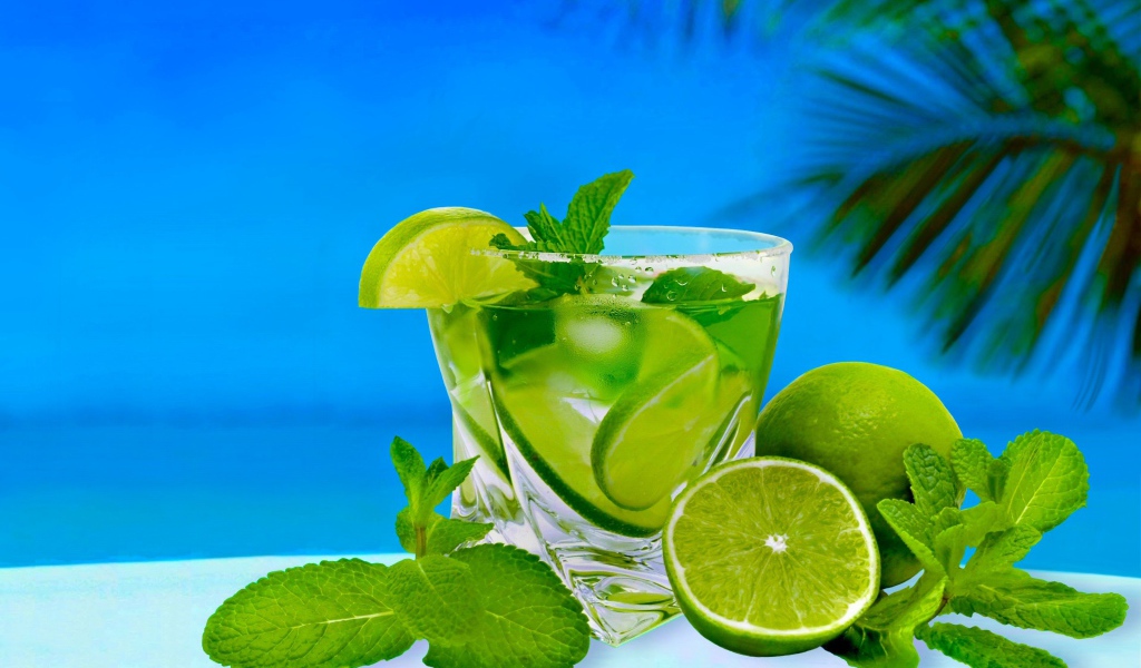 Стакан коктейля с зелеными лаймами