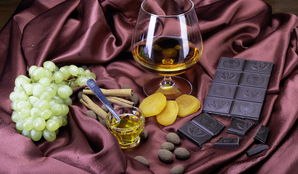 Бокал виски с виноградом, черным шоколадом и курагой