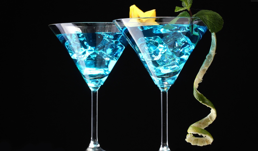 Коктейль Бомбей со льдом, лаймом и джиной на черном фоне