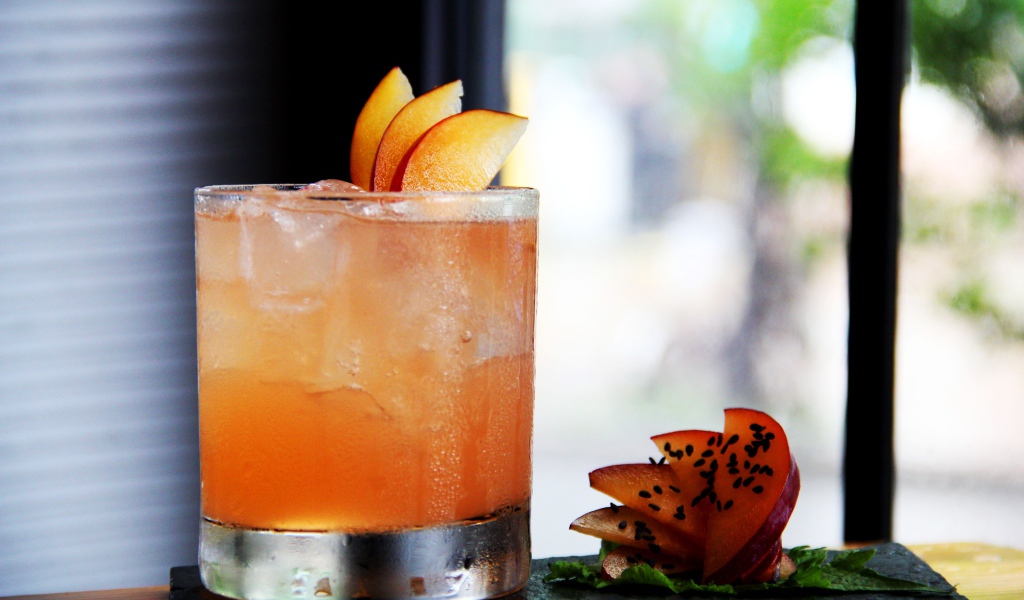 Коктейль с ромом, льдом, кусочками манго и мятой  в стакане