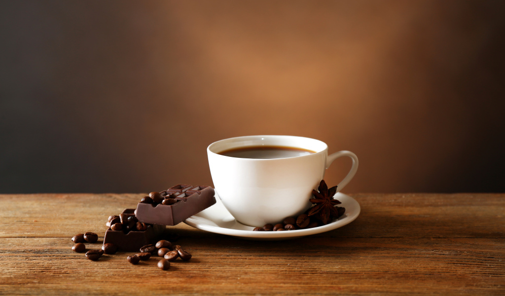 Кофе в белой чашке с черным шоколадом