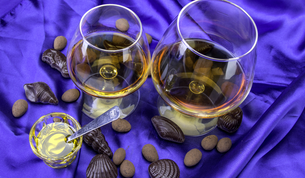 Коньяк в бокалах с шоколадными конфетами