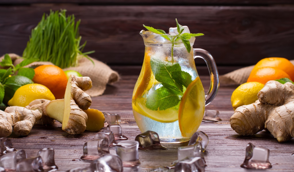 Холодный цитрусово - имбирный лимонад со льдом