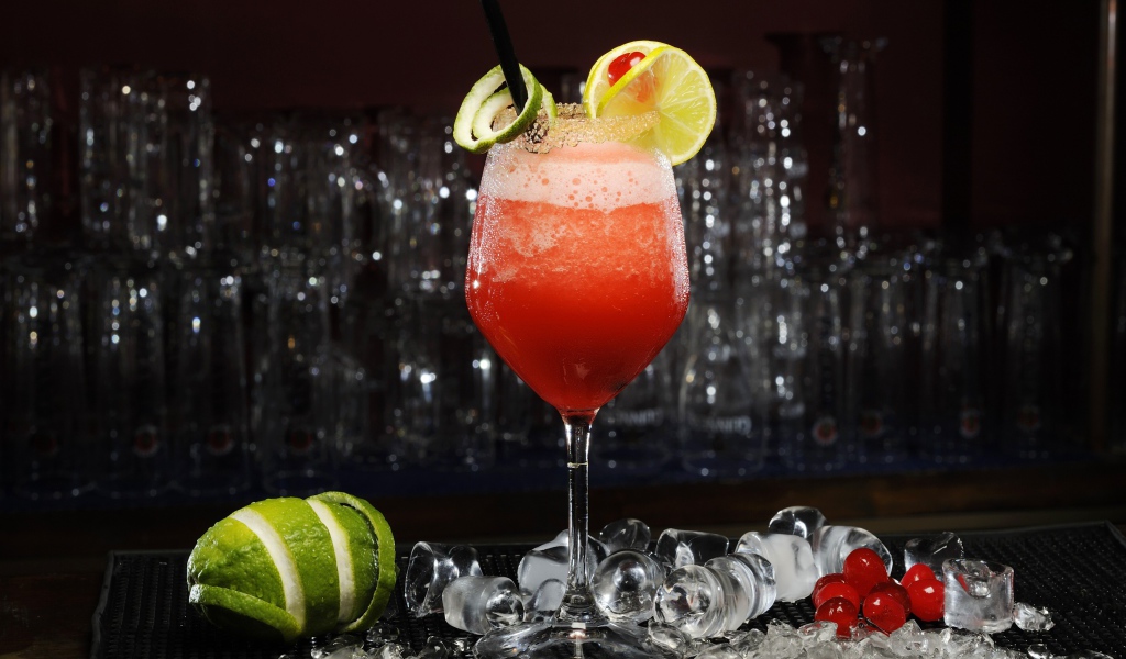 Коктейль Дайкири с лаймом, мятой и вишней