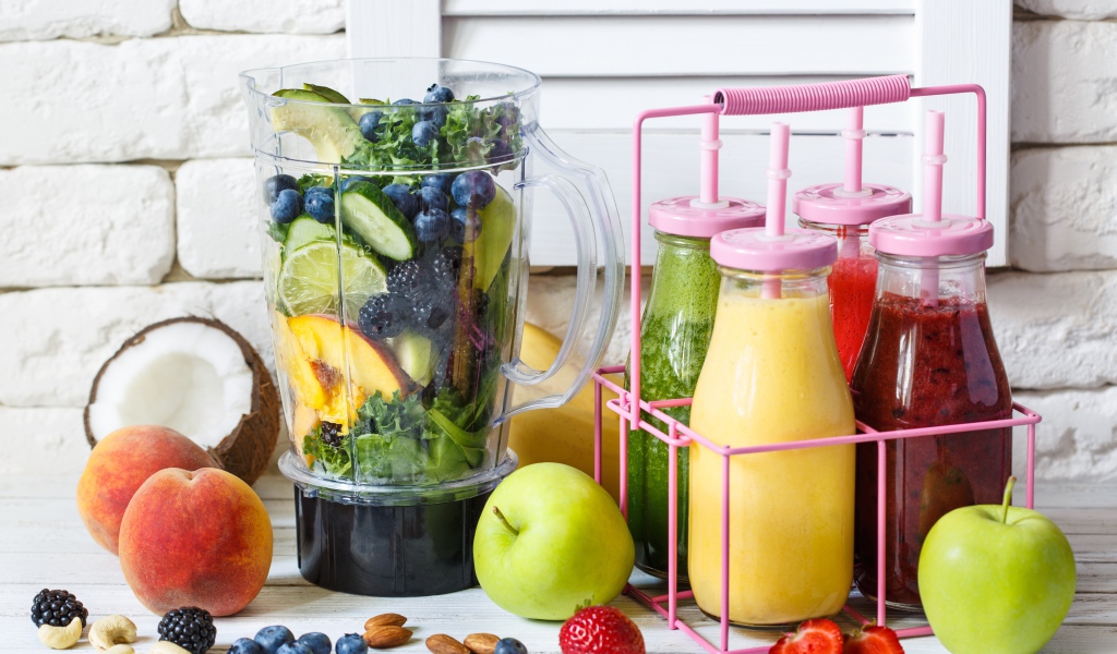 Вкусный напиток смузи в бутылках на столе