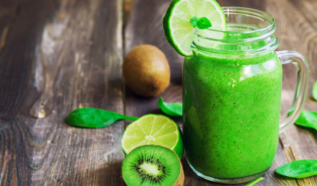 Вкусный зеленый коктейль с киви и лаймом 