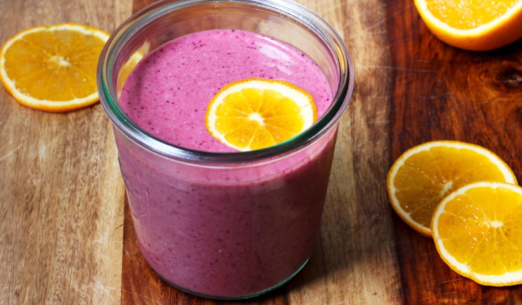 Свежий ягодный смузи с кусочками апельсина