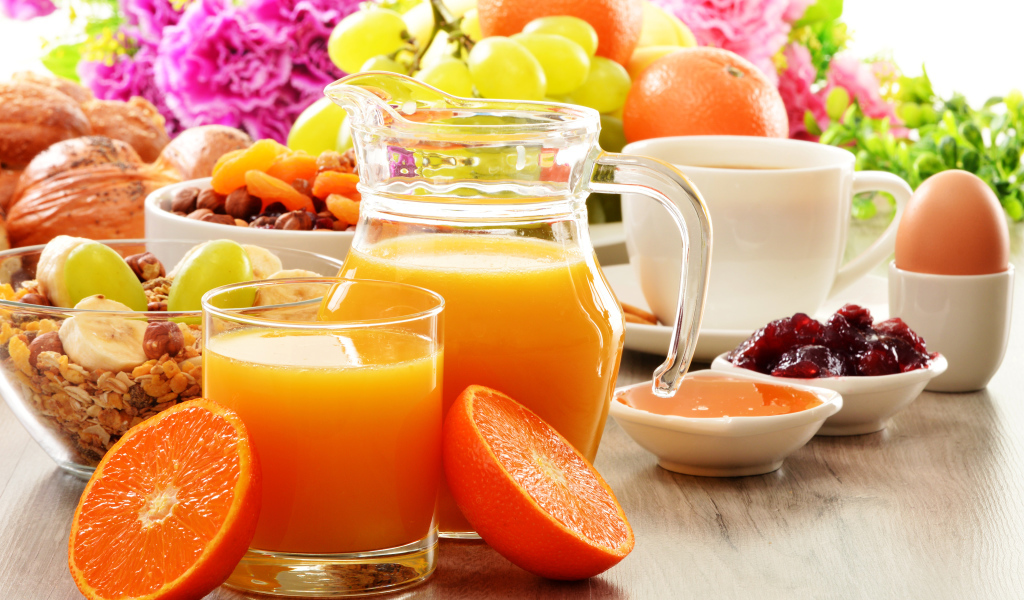 Свежевыжатый апельсиновый сок на завтрак 