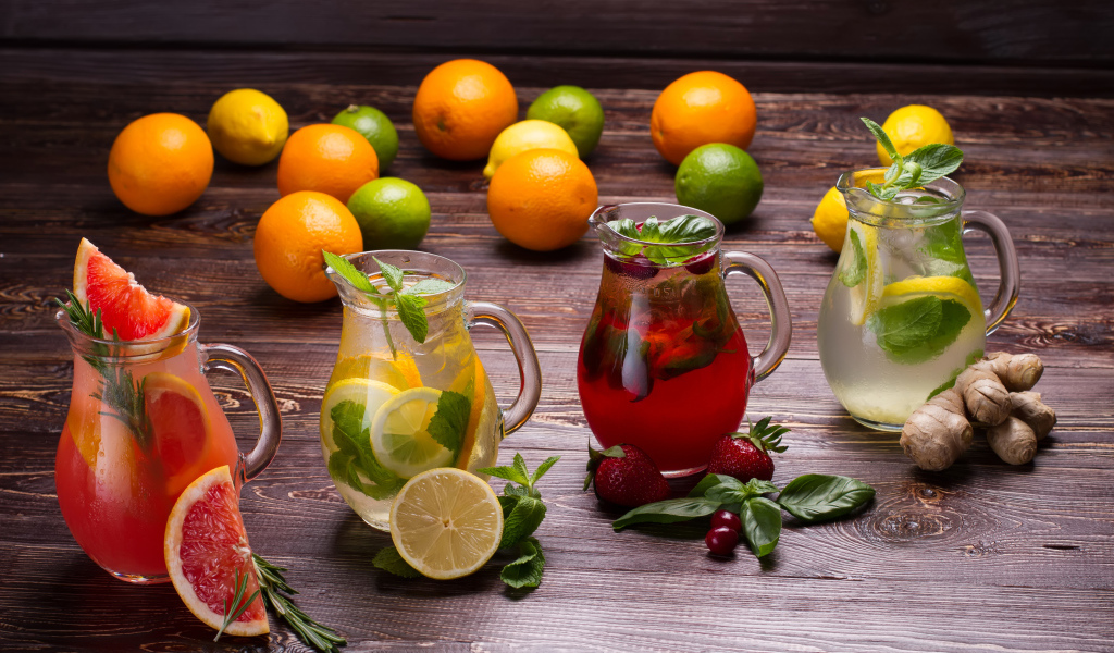 Стеклянные  кувшины с фруктовыми напитками 