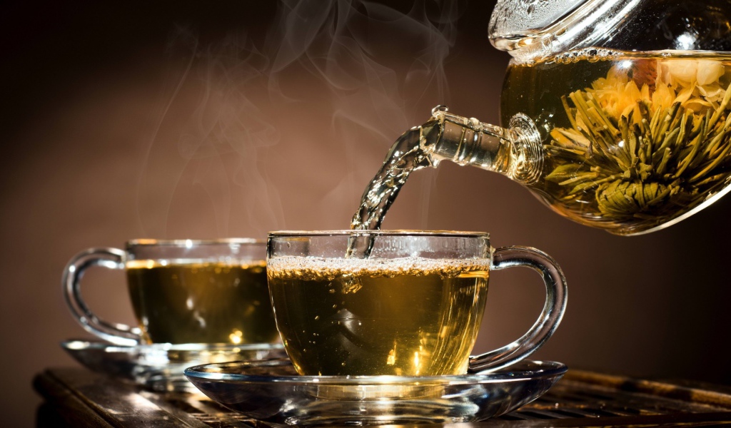 Травяной чай в прозрачных чашках 