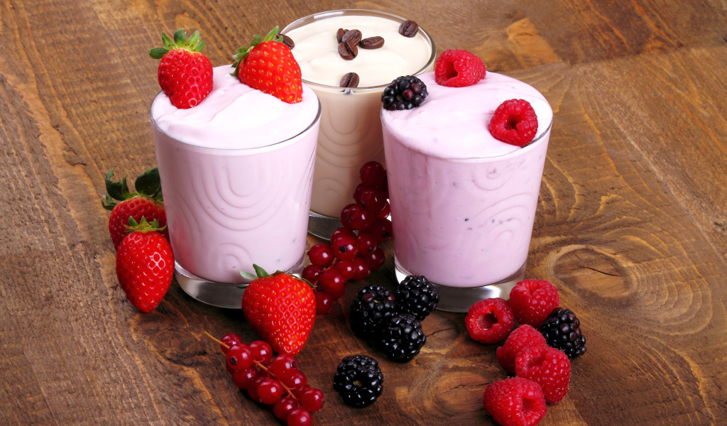 Молочные  коктейли с ягодами малины, клубники и ежевики 
