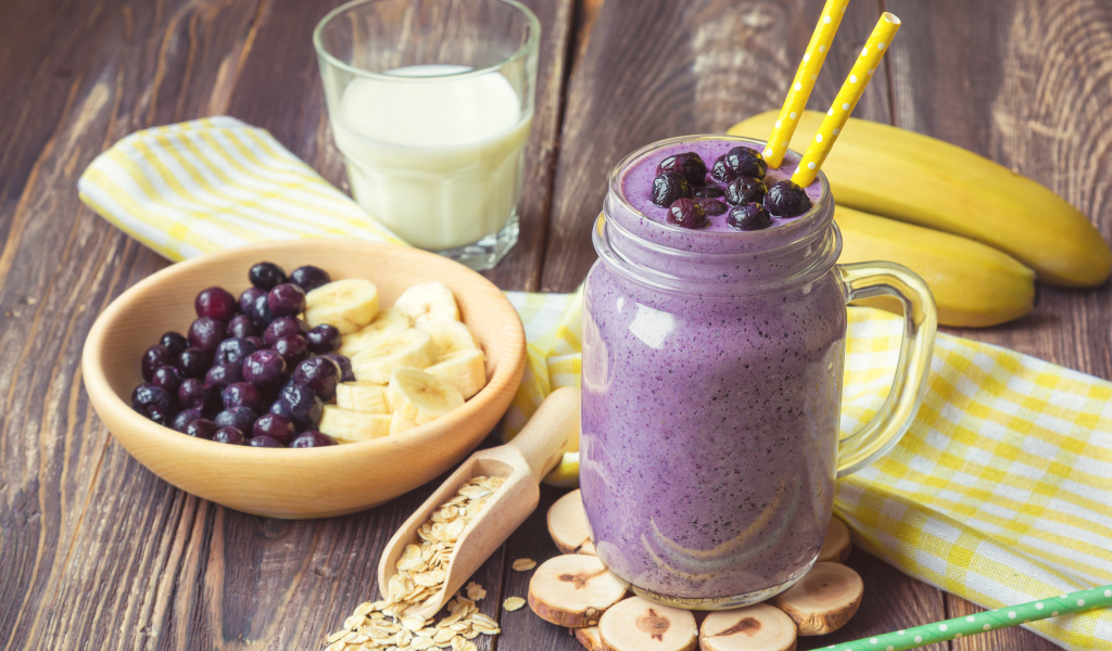 Молочный коктейль с ягодами черники и бананами 