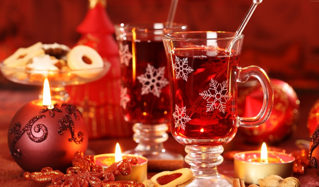 Новогодний глинтвейн с праздничными свечами