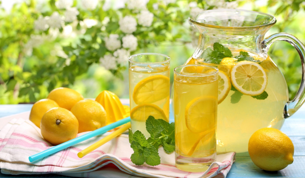 Кувшин и два стакана лимонада со свежих лимонов