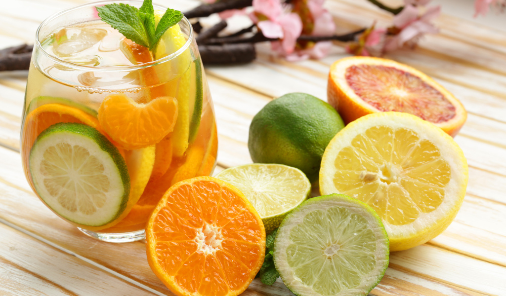 Освежающий цитрусовый напиток в стакане 