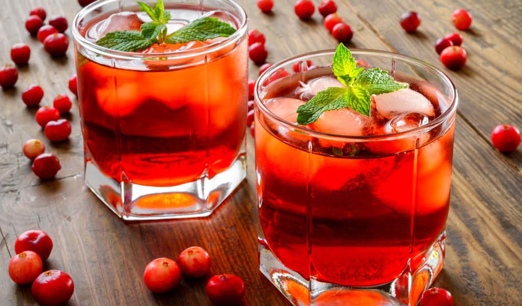 Освежающий напиток с клюквой и мятой