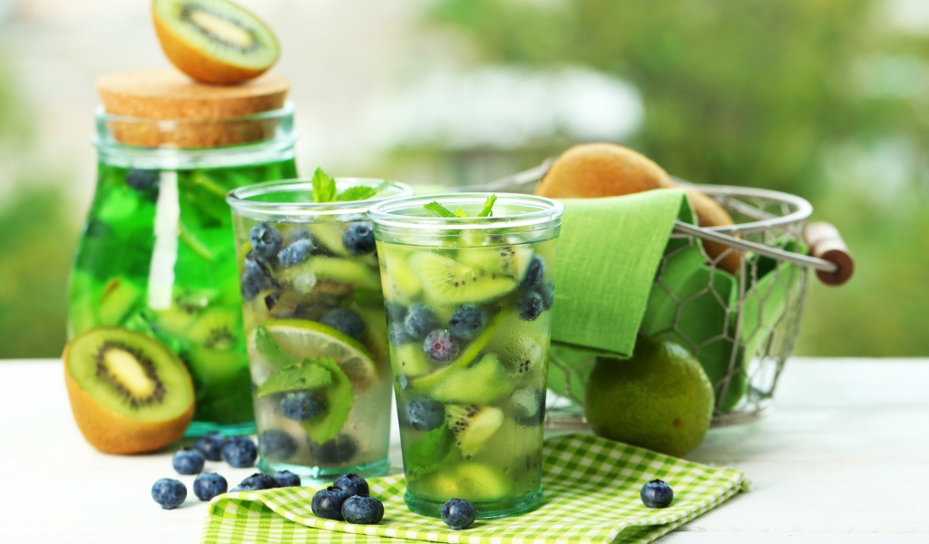 Освежающий напиток с киви, лаймом и черникой 