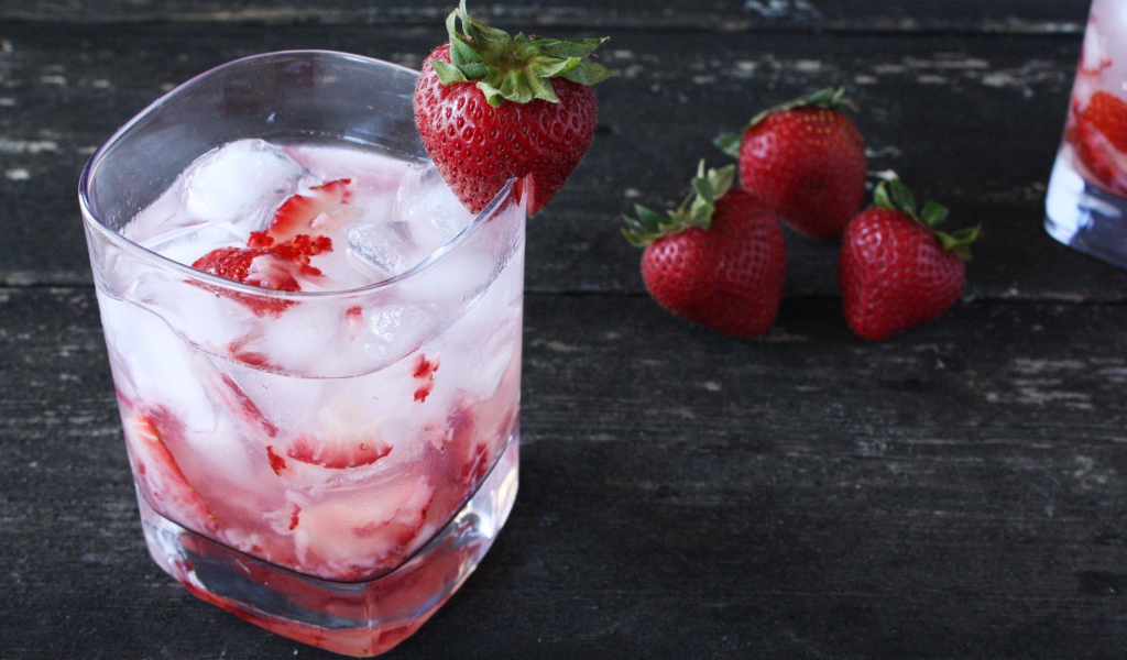 Клубничный коктейль в стакане со льдом