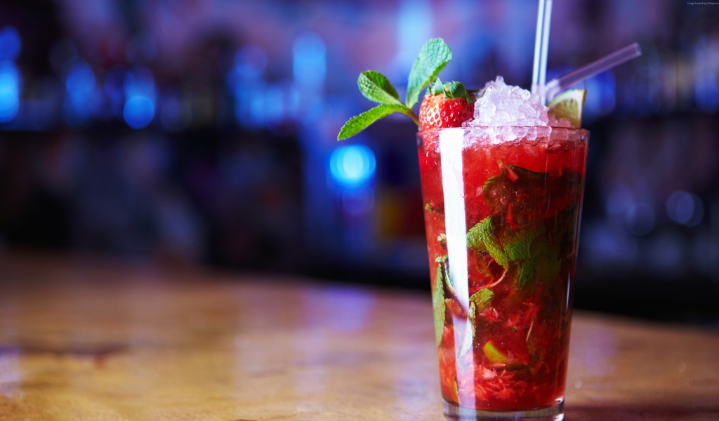 Клубничный коктейль мохито со льдом и мятой в стакане