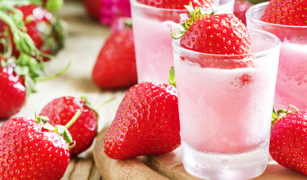 Клубничный коктейль со свежими ягодами на столе
