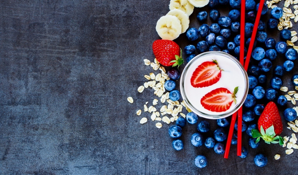 Клубничный молочный коктейль с фруктами текстура  