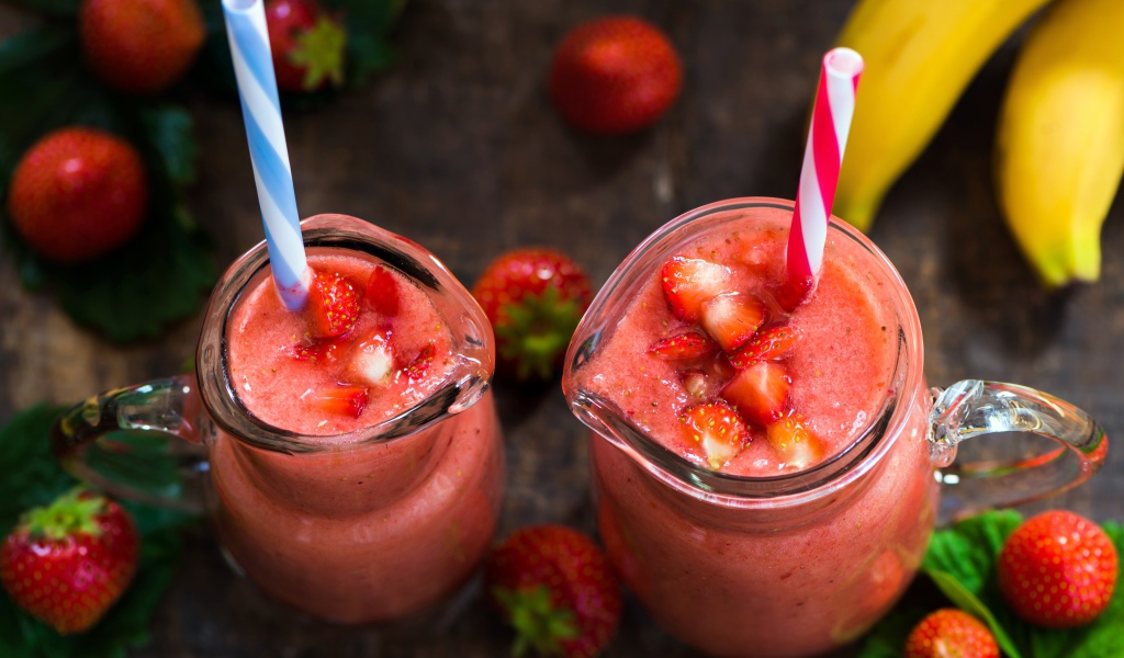Клубничный смузи с стеклянных кувшинах с трубочкой