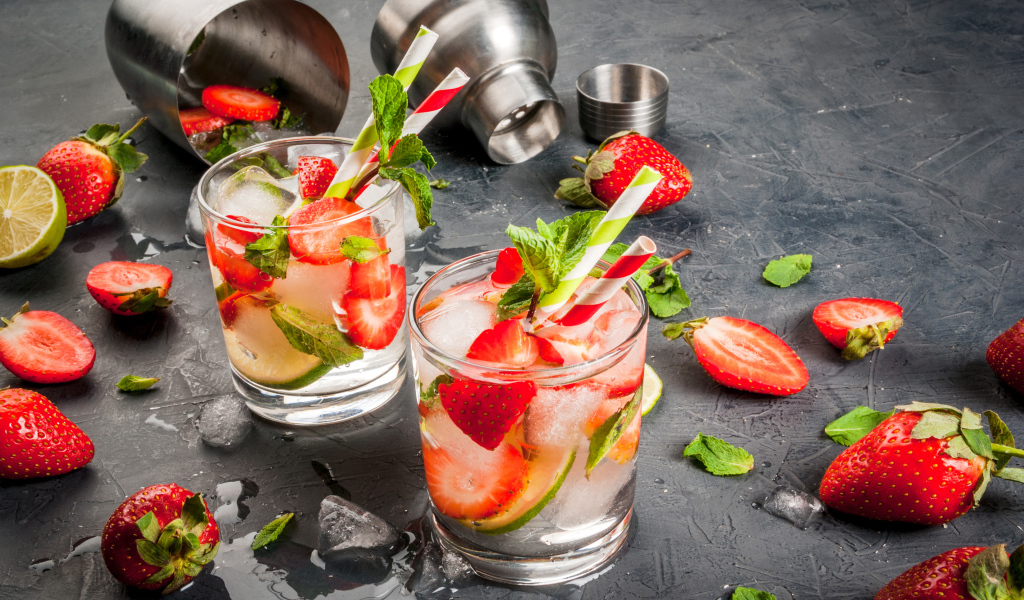 Летний напиток мохито с клубникой, лаймом и листьями мяты