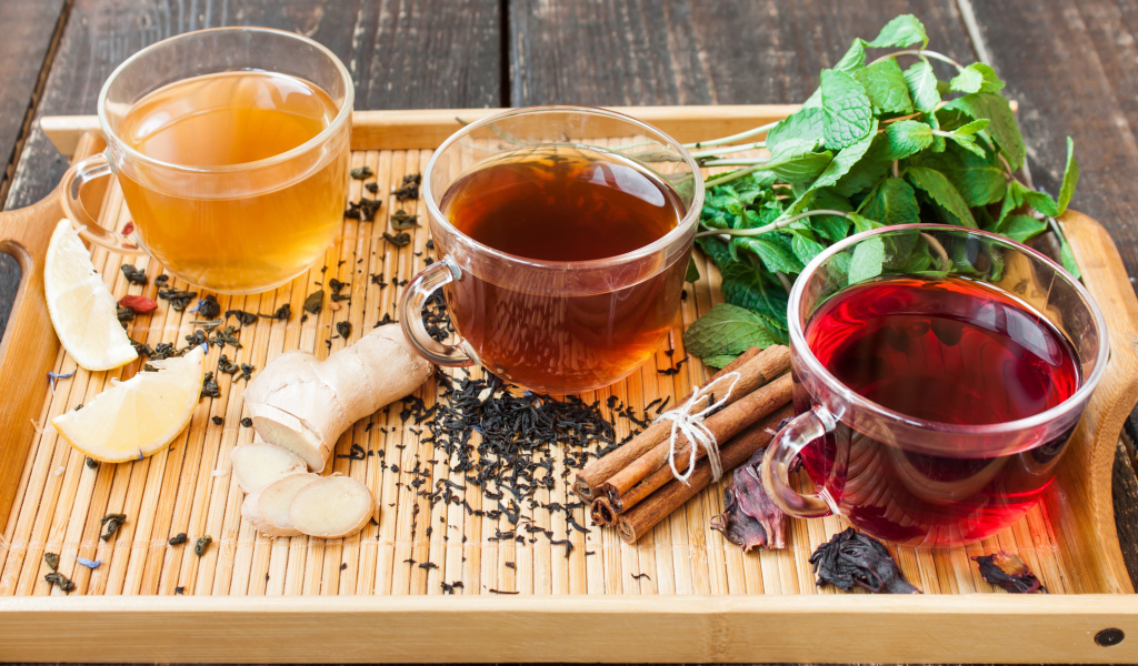 Три чашки чая с имбирем корицей и мятой