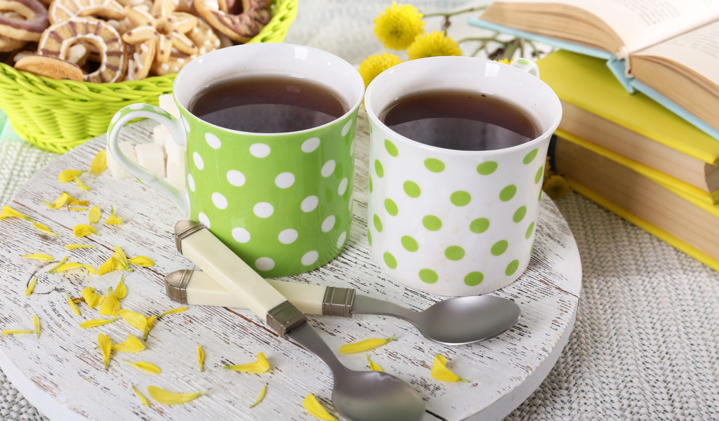 Две чашки ароматного чая с печеньем 