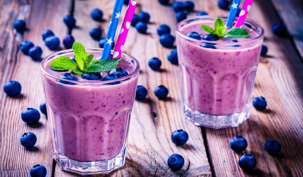Два стакана черничного коктейля с трубочками