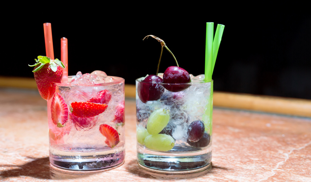 Два стакана холодного напитка с ягодами