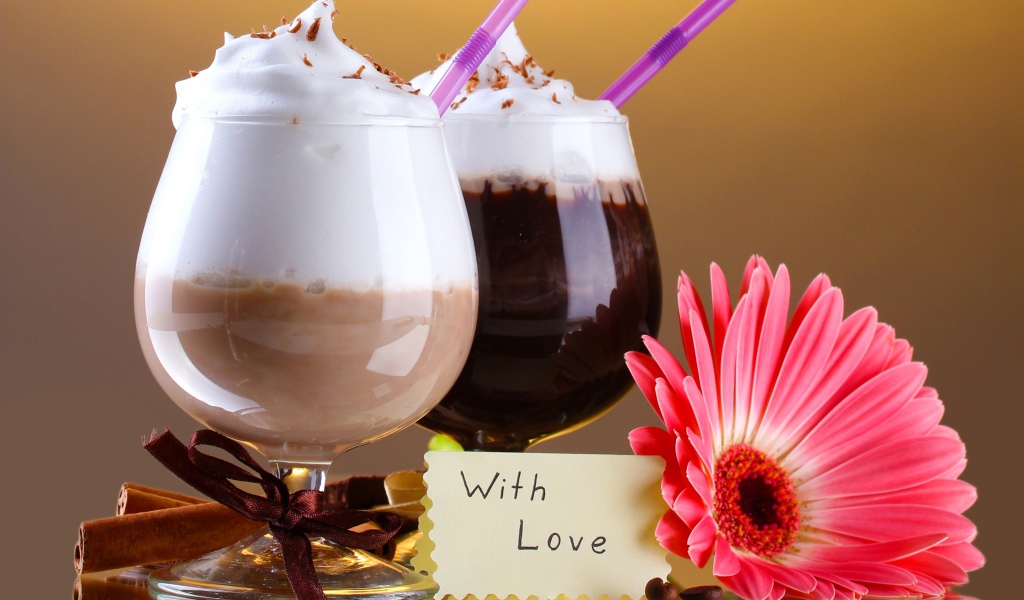 Два стакана с десертом, корицей и цветком герберы