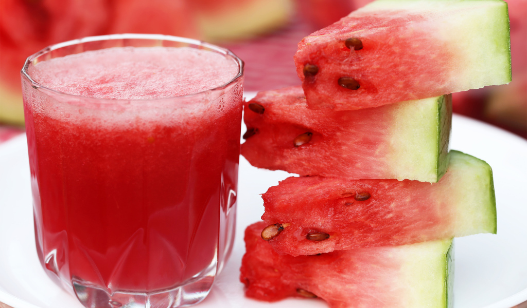 Арбузный сок с кусочками свежего арбуза 