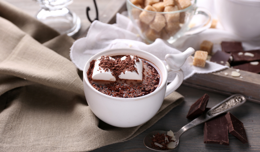 Белая чашка с горячим шоколадом и зефиром 