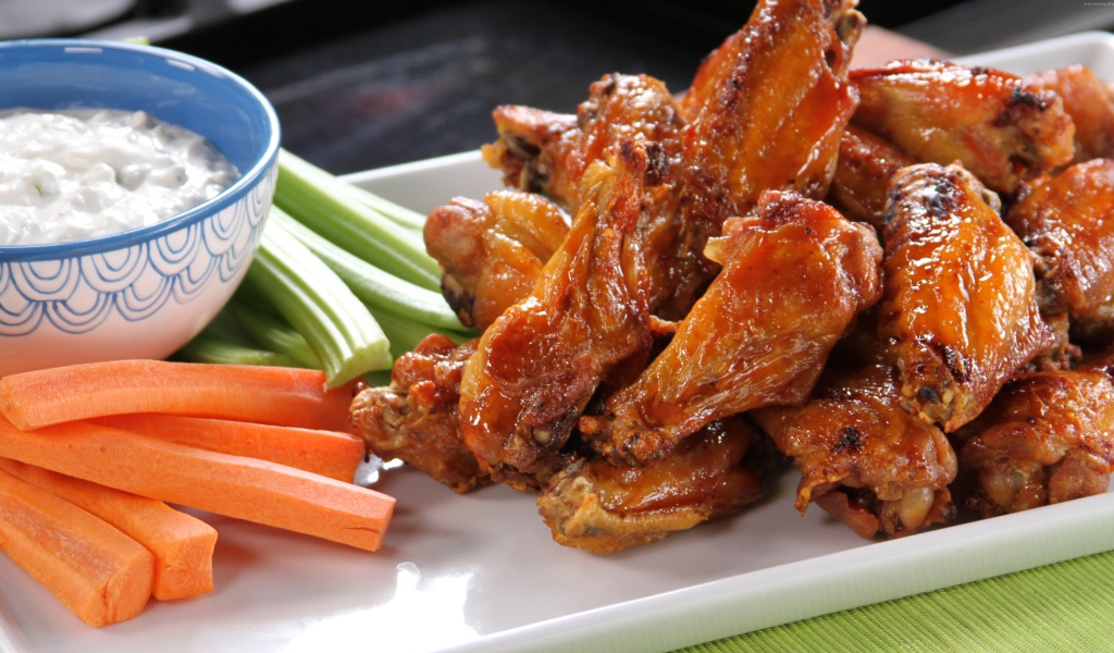 Аппетитные крылышки Баффало с морковью, соусом и сельдереем