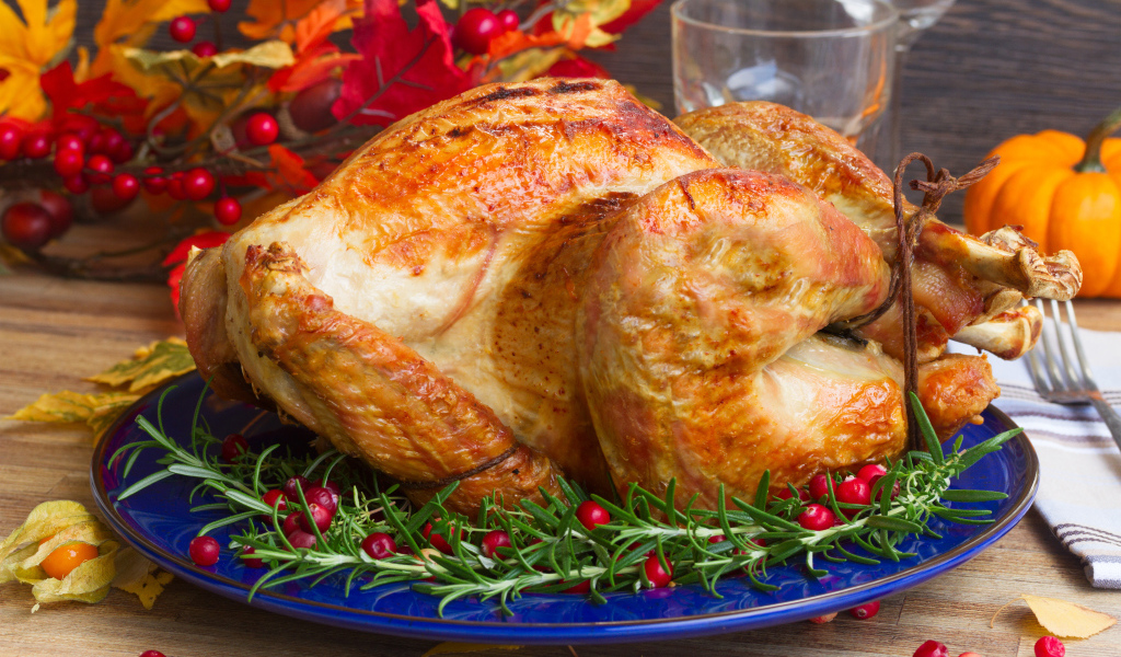 Аппетитная запеченная курица на блюде 