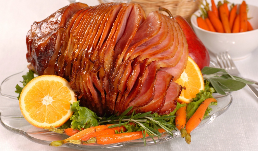 Аппетитный нарезанный кусок мяса с  лимоном 