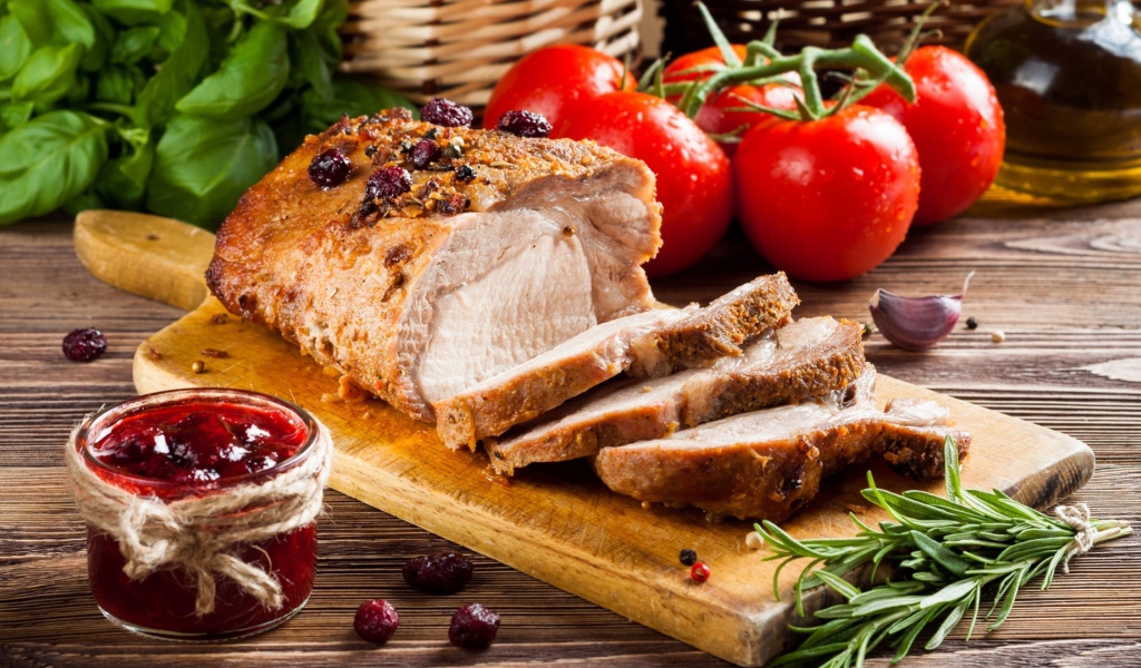 Аппетитный сочный кусок мяса с овощами 