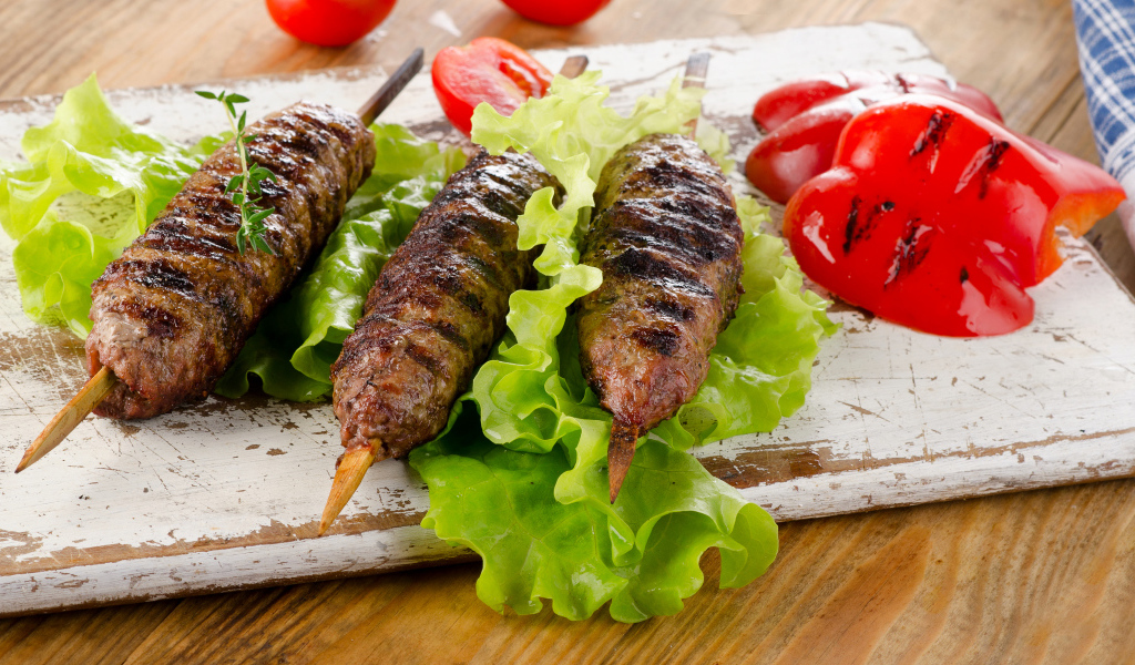 Аппетитный кебаб с перцем и листьями салата