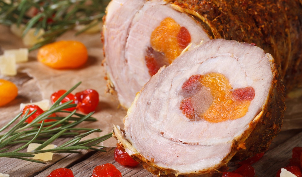 Аппетитный мясной рулет с курагой 