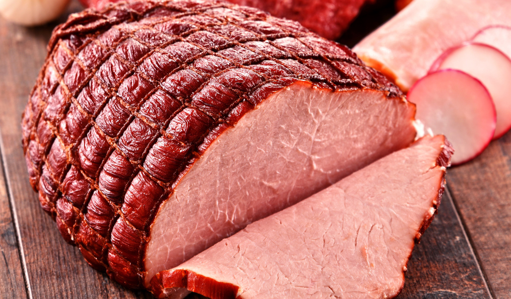 Аппетитный кусок вкусной ветчины крупным планом