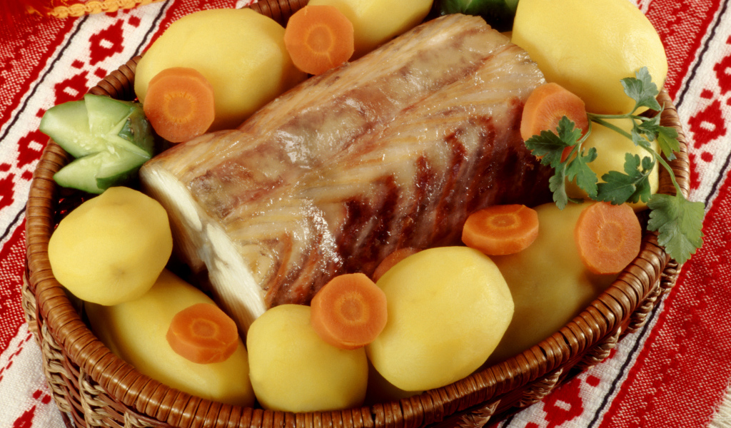 Аппетитный кусок мяса на столе с вареным картофелем