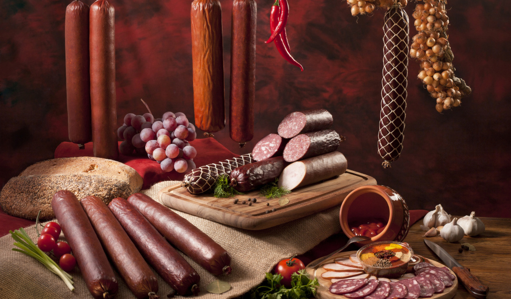 Аппетитные колбасы и хлеб на столе 