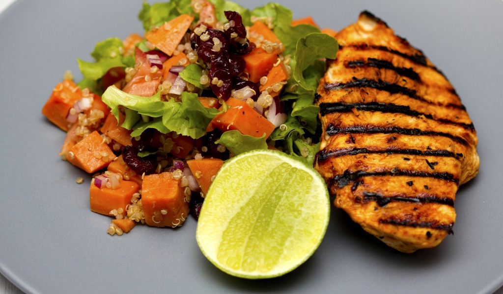 Аппетитный кусочек жареной курицы гриль на тарелке с овощами