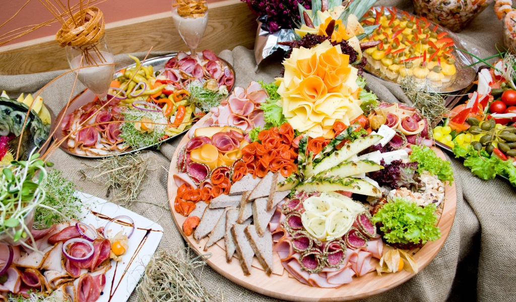 Аппетитные нарезки на праздничном столе