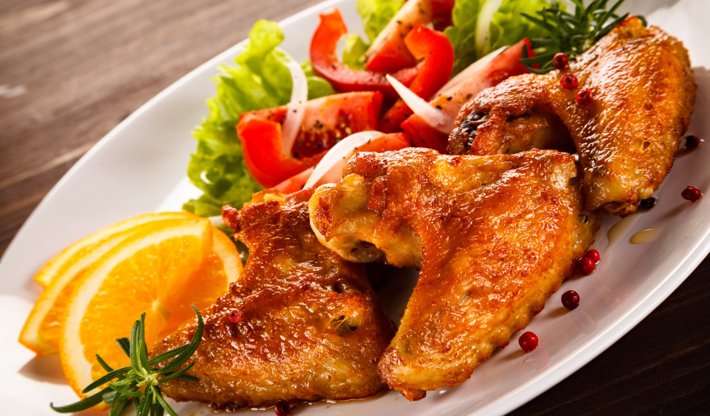 Запеченные куриные крылышки с овощами 